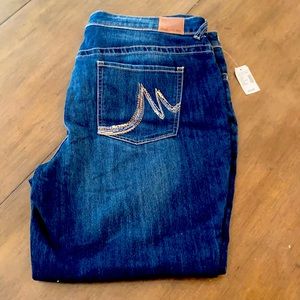 22W Maurices short Mid Rise Slim Boot